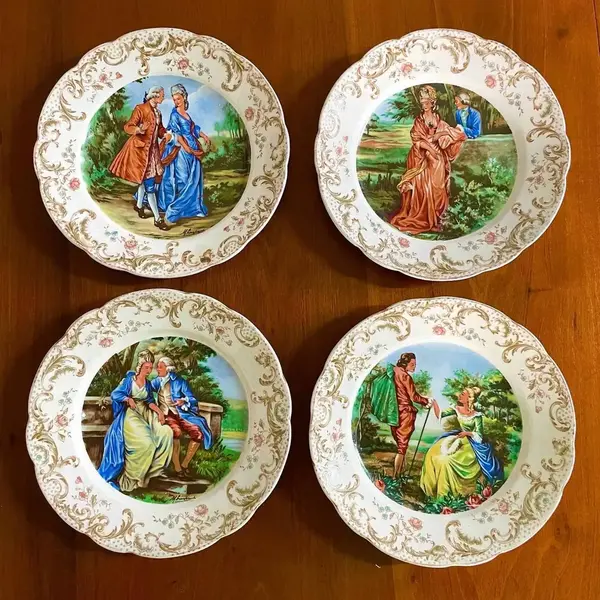 Foto de um(a) Antigos Pratos Decorativos Porcelana Inglesa John Maddock, da categoria de Pratos Decorativos. John Maddock & Sohns - Royal Vitreous. Antigo e lindo conjunto com quatro pratos decorativos em porcelana artística inglesa.... Mostrado de uma perspectiva diferente. Vendido no marketplace Trésors.