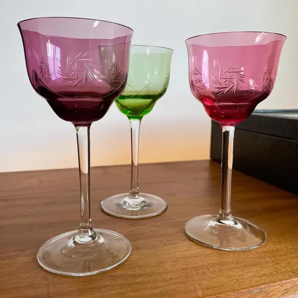 Foto de um(a) Antigas Taças Para Vinho Em Cristal Francês Colorido, da categoria de Taças. Antigo trio de finas taças de pé alto para vinho tinto, cristal europeu lapidado à mão. Medidas 17 x 8cm cada. Mostrado de uma perspectiva diferente. Vendido no marketplace Trésors.