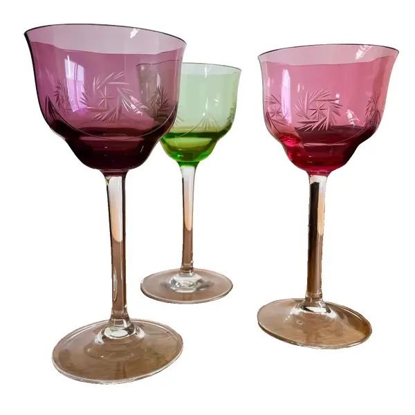 Foto de um(a) Antigas Taças Para Vinho Em Cristal Francês Colorido, da categoria de Taças. Antigo trio de finas taças de pé alto para vinho tinto, cristal europeu lapidado à mão. Medidas 17 x 8cm cada. Vendido no marketplace Trésors.