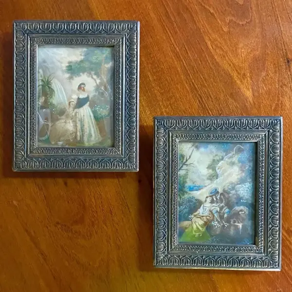 Foto de um(a) Antigo Par De Quadrinhos Pinturas Francesas Mini Portrait, da categoria de Pinturas. Miniature Portrait. Antigo par de quadrinhos franceses pintados à mão em folha de marfim. Moldura em bronze e vidro bombê,... Mostrado de uma perspectiva diferente. Vendido no marketplace Trésors.