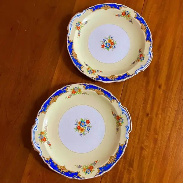 Foto de um(a) Antigo Par De Pratos Com Alças Porcelana Inglesa Grindley, da categoria de Pratos Decorativos. Grindley - England. Antigo par de pratos com alças, para servir ou decorar. Porcelana inglesa com filetes em ouro, decoração... Mostrado de uma perspectiva diferente. Vendido no marketplace Trésors.