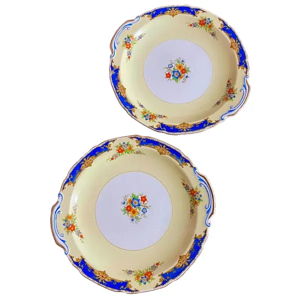 Foto de um(a) Antigo Par De Pratos Com Alças Porcelana Inglesa Grindley, da categoria de Pratos Decorativos. Grindley - England. Antigo par de pratos com alças, para servir ou decorar. Porcelana inglesa com filetes em ouro, decoração... Vendido no marketplace Trésors.