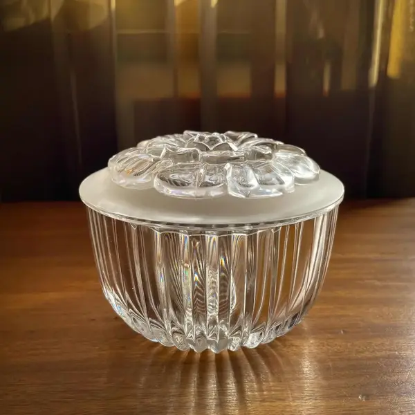Foto de um(a) Antiga Caixa Decorativa Porta Jóias Cristal Francês Satiné, da categoria de Porta-Jóias. Finíssima caixa decorativa ou porta jóias em cristal francês, na tampa decoração em alto-relevo com flor lapidada em satiné.... Mostrado de uma perspectiva diferente. Vendido no marketplace Trésors.