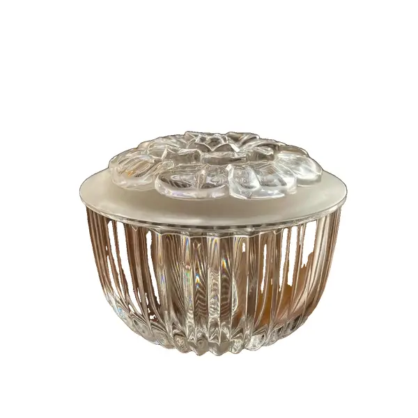 Foto de um(a) Antiga Caixa Decorativa Porta Jóias Cristal Francês Satiné, da categoria de Porta-Jóias. Finíssima caixa decorativa ou porta jóias em cristal francês, na tampa decoração em alto-relevo com flor lapidada em satiné.... Vendido no marketplace Trésors.