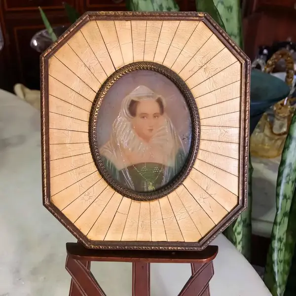 Foto de um(a) Antigo Raro Quadrinho Miniature Portrait Pintura Óleo France, da categoria de Pinturas. Miniature Portrait. Antigo quadrinho com linda figura de dama da sociedade, pintada à mão, pintura a óleo sobre folha de... Mostrado de uma perspectiva diferente. Vendido no marketplace Trésors.