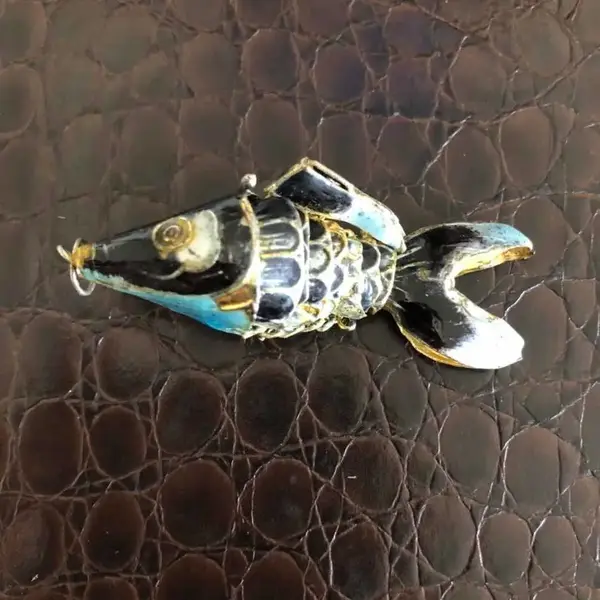 Foto de um(a) Antigo Lindo Pingente De Peixe Articulável Metal Esmaltado, da categoria de Outros colecionáveis. Peça muito delicada, em metal esmaltado à mão, de meados do século XX. Medida 5cm. Mostrado de uma perspectiva diferente. Vendido no marketplace Trésors.