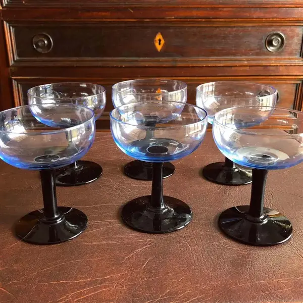 Foto de um(a) Antigas Finas Taças Para Champanhe Cristal Tcheco Art Deco, da categoria de Jogos de taças e copos. Antigo conjunto com 6 taças para champagne ou também pode ser usadas para sobremesas geladas, fica muito elegante, feitas em... Mostrado de uma perspectiva diferente. Vendido no marketplace Trésors.