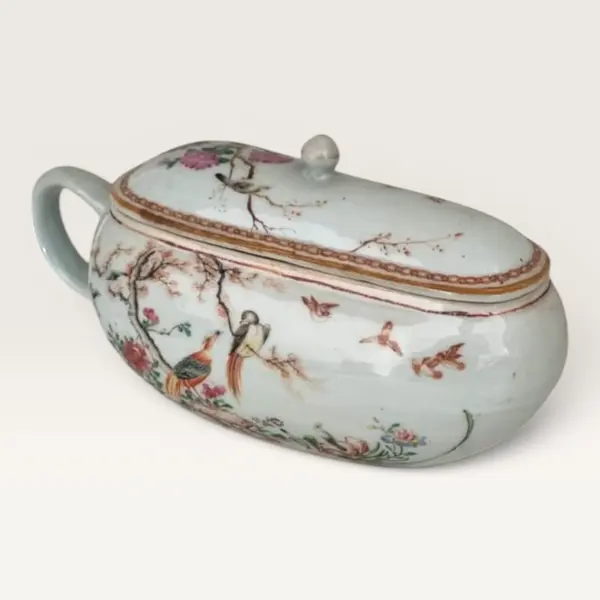 Foto de um(a) Antiga "Bourdaloue" em porcelana chinesa, da categoria de Cachepot. Bourdaloue, porcelana chinesa de exportação do século XVIII, com tampa original, decorada com flores estilizadas em esmaltes... Mostrado de uma perspectiva diferente. Vendido no marketplace Trésors.