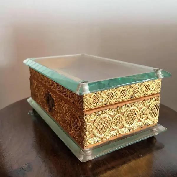 Foto de um(a) Antiga Caixa Porta Jóias Cristal Bisote Bronze Doré Império, da categoria de Porta-Jóias. Antiga e fina caixa porta-joias em cristal bisote, e armação em bronze doré, com banho de ouro. Estilo Império, Paris,... Mostrado de uma perspectiva diferente. Vendido no marketplace Trésors.