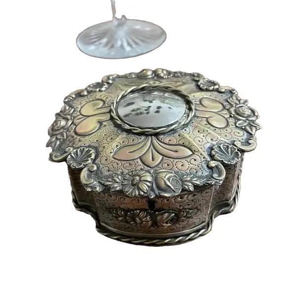 Foto de um(a) Antiga Caixa Decorativa Porta Jóias Art Deco Metal Francês, da categoria de Cestos e Caixas. Antiga e linda caixa decorativa porta jóias francês em metal espessurado a prata, peça toda trabalha, com muita riqueza de... Vendido no marketplace Trésors.
