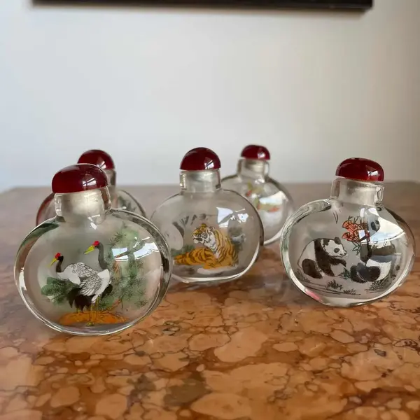 Foto de um(a) Antigos Perfumeiros Snuff Bottle Oriental Pintados À Mão, da categoria de Perfumeiros. Snuff Bottle, antigos frascos/perfumeiros orientais delicadamente pintados à mão, cada lado da peça tem uma decoração... Mostrado de uma perspectiva diferente. Vendido no marketplace Trésors.