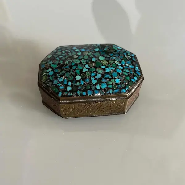 Foto de um(a) Antiga Caixinha De Coleção Em Bronze Cloisonné, da categoria de Outros colecionáveis. Muito antiga, peça feita à mão. Diâmetro 6cm. Mostrado de uma perspectiva diferente. Vendido no marketplace Trésors.