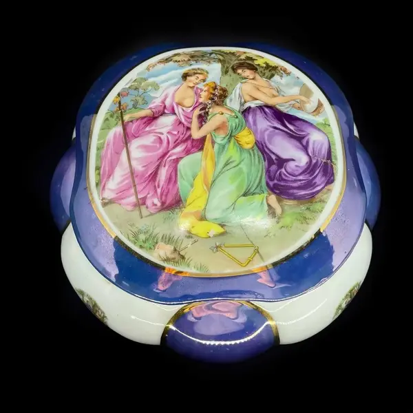 Foto de um(a) Antiga Grande Caixa Decorativa Porta Jóias Porcelana Bohemia, da categoria de Porta-Jóias. ARS Bohemia - Skakmary. Antiga e grande caixa decorativa, porta jóias em porcelana artística, decoração com lindas cenas... Mostrado de uma perspectiva diferente. Vendido no marketplace Trésors.