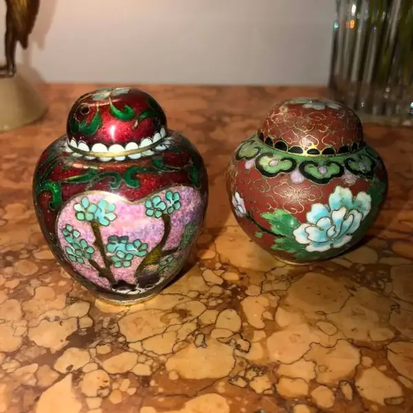 Foto de um(a) Antigos Potiches Miniatura De Coleção Em Bronze Cloisonné, da categoria de Outros colecionáveis. Antigos Potiches miniatura de coleção em bronze cloisonné esmaltados à mão. Medem aproximadamente 5cm de altura. Mostrado de uma perspectiva diferente. Vendido no marketplace Trésors.