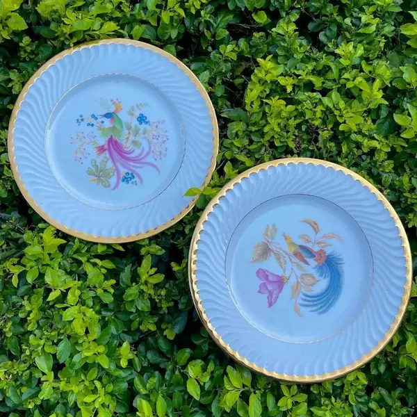 Foto de um(a) Antigo Par De Pratos Medalhões Porcelana Vista Alegre, da categoria de Pratos Decorativos. Vista Alegre. Antigo e lindo par de pratos decorativos em porcelana artística alemã, decoração com aves e filetes de ouro... Mostrado de uma perspectiva diferente. Vendido no marketplace Trésors.