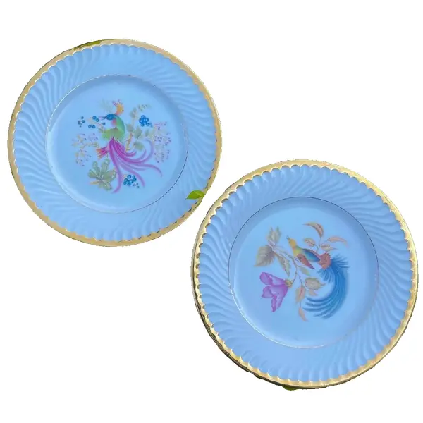 Foto de um(a) Antigo Par De Pratos Medalhões Porcelana Vista Alegre, da categoria de Pratos Decorativos. Vista Alegre. Antigo e lindo par de pratos decorativos em porcelana artística alemã, decoração com aves e filetes de ouro... Vendido no marketplace Trésors.