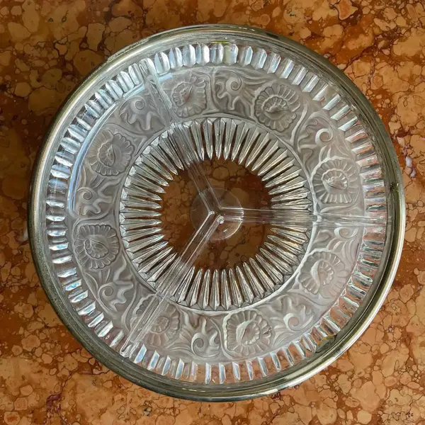 Foto de um(a) Antiga Rara Petisqueira Cristal Francês Satiné Art Deco, da categoria de Travessas e tigelas. André Hunebelle Glass. Antiga e linda petisqueira em cristal francês, decoração floral em satiné. Borda em metal prateado.... Mostrado de uma perspectiva diferente. Vendido no marketplace Trésors.
