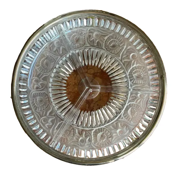 Foto de um(a) Antiga Rara Petisqueira Cristal Francês Satiné Art Deco, da categoria de Travessas e tigelas. André Hunebelle Glass. Antiga e linda petisqueira em cristal francês, decoração floral em satiné. Borda em metal prateado.... Vendido no marketplace Trésors.