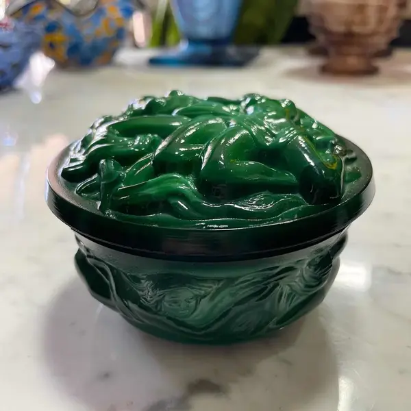 Foto de um(a) Antiga Caixa Art Deco Ingrid Malaquita Glass Heinrich Hoffma, da categoria de Cestos e Caixas. Malachite Glass. Ingrid Glass by Heinrich Hoffmann. Antiga caixa porta jóias em vidro artístico de malaquita, ou como... Mostrado de uma perspectiva diferente. Vendido no marketplace Trésors.