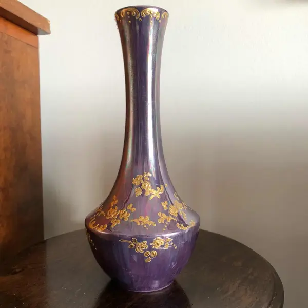 Foto de um(a) Antigo Vaso Art Deco Em Porcelana Furta-cor Pintado À Mão, da categoria de Vasos. Ricamente pintado à mão com ouro, motivo floral. Em perfeito estado de conservação. Altura 22cm Circunferência 30cm. Mostrado de uma perspectiva diferente. Vendido no marketplace Trésors.