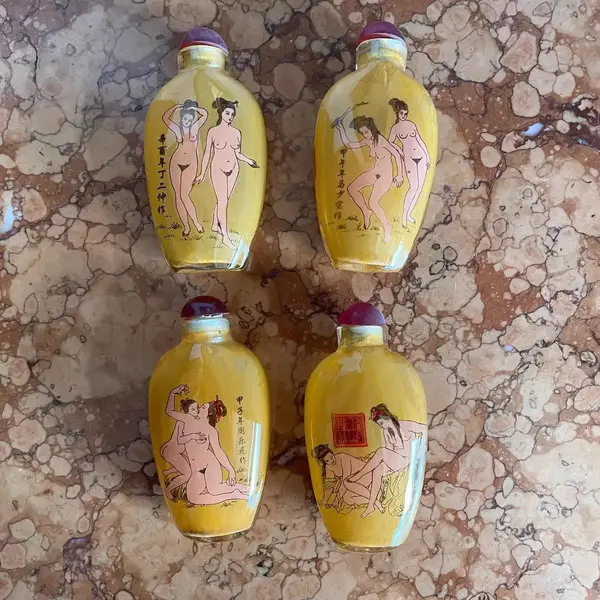 Foto de um(a) Antiga Coleção Perfumeiros Snuff Bottle Eróticos Orientais, da categoria de Perfumeiros. Snuff Bottle, antigos frascos/perfumeiros orientais delicadamente pintados à mão, cada lado da peça tem uma decoração... Mostrado de uma perspectiva diferente. Vendido no marketplace Trésors.