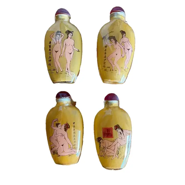 Foto de um(a) Antiga Coleção Perfumeiros Snuff Bottle Eróticos Orientais, da categoria de Perfumeiros. Snuff Bottle, antigos frascos/perfumeiros orientais delicadamente pintados à mão, cada lado da peça tem uma decoração... Vendido no marketplace Trésors.