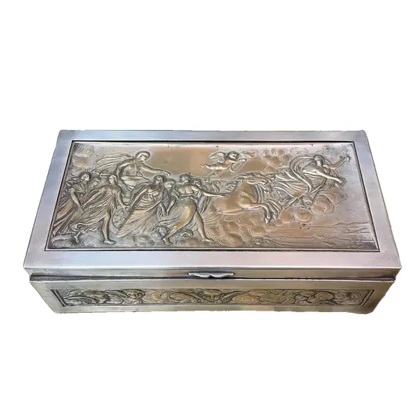 Foto de um(a) Antiga Caixa Decorativa Porta Jóias Prata Francesa Nouveau, da categoria de Cestos e Caixas. Antiga e linda caixa decorativa porta jóias francês em metal espessurado a prata, peça toda trabalha, com muita riqueza de... Vendido no marketplace Trésors.