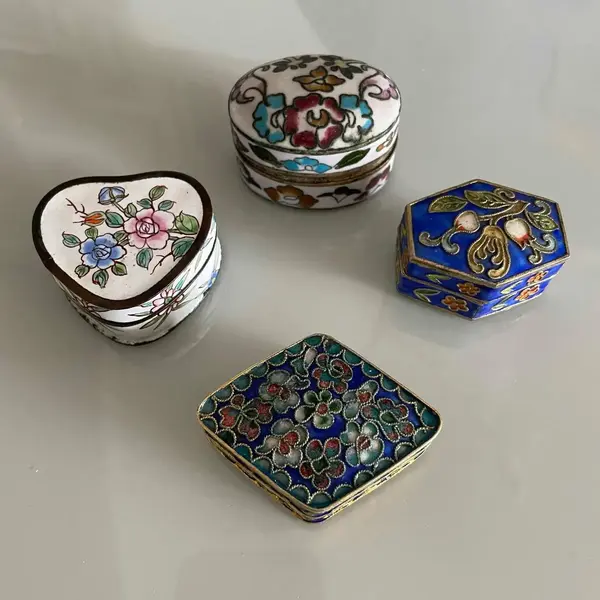 Foto de um(a) Antiga Rara Coleção Com 4 Caixinhas Em Metal Cloisonné, da categoria de Outros colecionáveis. Peças feitas à mão. Século XX.Muito decorativas e colecionares. Bem conservadas Medida da maior aproximadamente 5,5cm. Mostrado de uma perspectiva diferente. Vendido no marketplace Trésors.