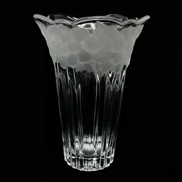 Foto de um(a) Antigo Vaso Em Cristal Francês Com Flores Satiné Art Deco, da categoria de Vasos. Lindo vaso em cristal francês com borda satiné, decoração de folhas e frutas em relevo. Art Deco. Medidas 16x11cm. Mostrado de uma perspectiva diferente. Vendido no marketplace Trésors.