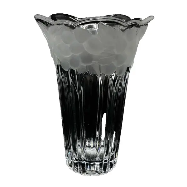 Foto de um(a) Antigo Vaso Em Cristal Francês Com Flores Satiné Art Deco, da categoria de Vasos. Lindo vaso em cristal francês com borda satiné, decoração de folhas e frutas em relevo. Art Deco. Medidas 16x11cm. Vendido no marketplace Trésors.