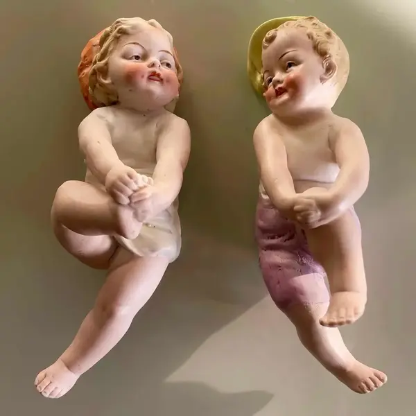 Foto de um(a) Antigo Par Bibelôs Esculturas De Bebês Em Biscuit Alemão, da categoria de Escultura. Antigo par de esculturas artísticas representando bebês, moldadas e pintadas à mão em biscuit alemão. Início do século XX.... Mostrado de uma perspectiva diferente. Vendido no marketplace Trésors.