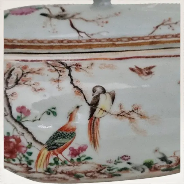 Foto de um(a) Antiga "Bourdaloue" em porcelana chinesa, da categoria de Cachepot. Bourdaloue, porcelana chinesa de exportação do século XVIII, com tampa original, decorada com flores estilizadas em esmaltes... Mostrado de uma perspectiva diferente. Vendido no marketplace Trésors.