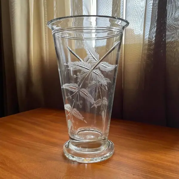 Foto de um(a) Antigo Vaso Jarro Art Deco Cristal Francês Lapidado À Mão, da categoria de Vasos. Antigo e fino vaso em cristal francês lapidado à mão. Cristal de ótima qualidade, lindo brilho natural e lapidação com muita... Mostrado de uma perspectiva diferente. Vendido no marketplace Trésors.