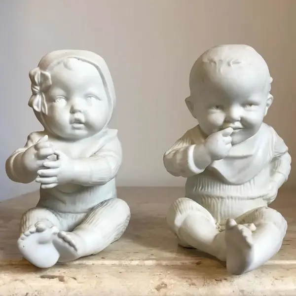 Foto de um(a) Antigo Raro Par Esculturas Bibelôs Bebês Em Biscuit Alemão, da categoria de Escultura. Biscuit, Germany. Antigo e muito colecionável par de bibelôs, feitos à mão em biscuit, representando graciosos bebês, início... Mostrado de uma perspectiva diferente. Vendido no marketplace Trésors.
