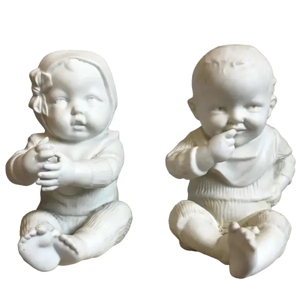 Foto de um(a) Antigo Raro Par Esculturas Bibelôs Bebês Em Biscuit Alemão, da categoria de Escultura. Biscuit, Germany. Antigo e muito colecionável par de bibelôs, feitos à mão em biscuit, representando graciosos bebês, início... Vendido no marketplace Trésors.