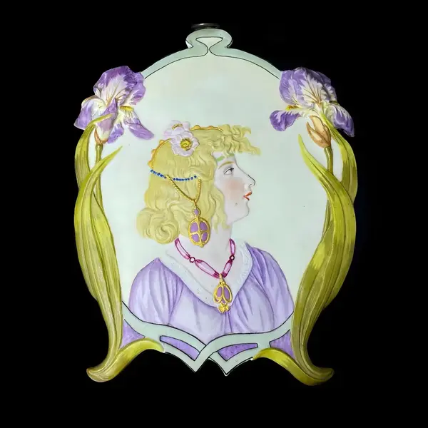 Foto de um(a) Antiga Placa Escultura De Dama Art Nouveau Biscuit Francêsq, da categoria de Placas. ~ Art Nouveau ~ Antiga e linda placa decorativa em biscuit francês, peça toda artística, feita e pintada à mão. Os detalhes... Mostrado de uma perspectiva diferente. Vendido no marketplace Trésors.
