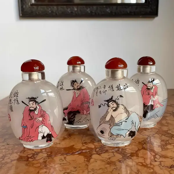 Foto de um(a) Antigos Raros Perfumeiros Orientais Snuff Bottle Pintados, da categoria de Perfumeiros. Snuff Bottle, antigos frascos/perfumeiros orientais delicadamente pintados à mão, cada lado da peça tem uma decoração... Mostrado de uma perspectiva diferente. Vendido no marketplace Trésors.
