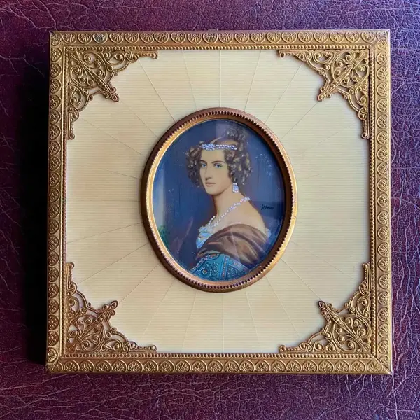 Foto de um(a) Miniature Portrait Antigo Quadrinho Camafeu Pintado À Mão, da categoria de Pinturas. Miniature Portrait. Antigo e lindo quadrinho Camafeu Europeu com figura de dama pintado à mão em folha de marfim. Moldura em... Mostrado de uma perspectiva diferente. Vendido no marketplace Trésors.
