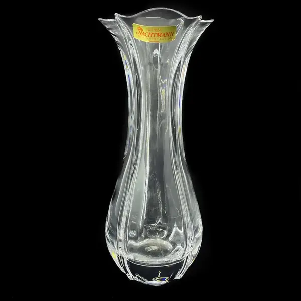 Foto de um(a) Nachtmann Glass Antigo Vaso Em Cristal Alemão Lapidado, da categoria de Vasos. Nachtmann Glass. Elegante e fino vaso em cristal alemão, lapidado à mão. Altura 24cm. Mostrado de uma perspectiva diferente. Vendido no marketplace Trésors.