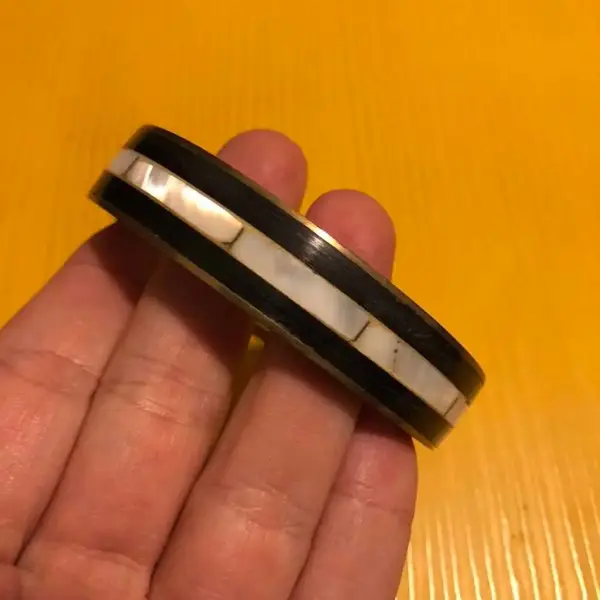 Foto de um(a) Antiga Pulseira Bracelete Com Bronze E Madrepérola Feita Mão (Usado), da categoria de Outros colecionáveis. Pulseira italiana. Década de 1980 7,5 cm. Mostrado de uma perspectiva diferente. Vendido no marketplace Trésors.