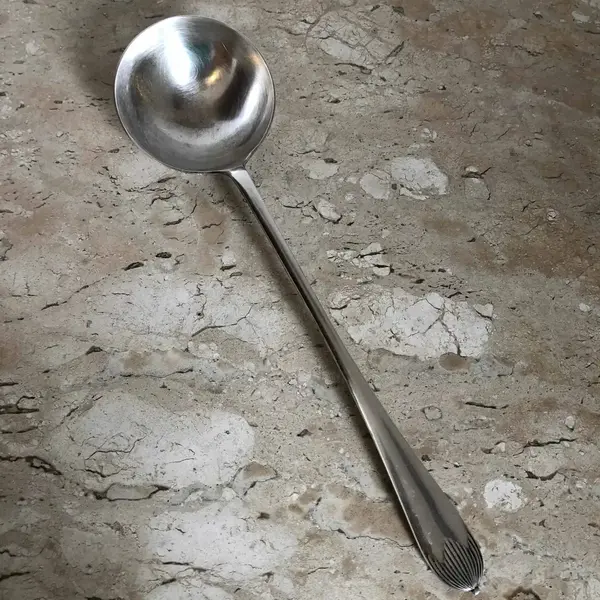 Foto de um(a) Antiga Grande Concha Em Prata Broqua & Scholberg Art Deco, da categoria de Outros utensílios. Antiga grande concha em prata Broqua & Scholberg Art Deco Medida 33cm Em ótimo estado de conservação. Mostrado de uma perspectiva diferente. Vendido no marketplace Trésors.