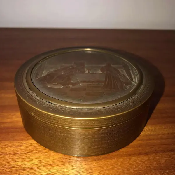 Foto de um(a) Antiga Caixa Porta Jóias Francês Bronze Doré Cena Galante, da categoria de Porta-Jóias. Antiga caixa/porta-jóias francês em bronze doré (com banho de ouro) e delicado trabalho central com linda cena feita à mão,... Mostrado de uma perspectiva diferente. Vendido no marketplace Trésors.