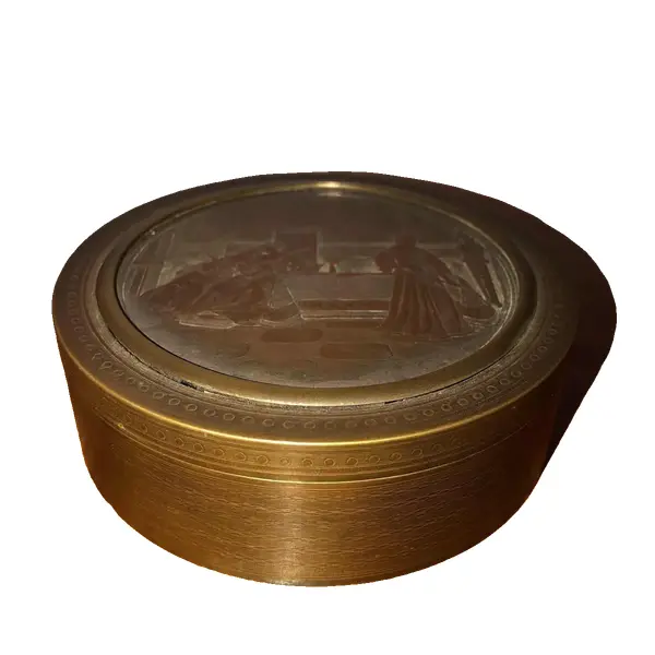 Foto de um(a) Antiga Caixa Porta Jóias Francês Bronze Doré Cena Galante, da categoria de Porta-Jóias. Antiga caixa/porta-jóias francês em bronze doré (com banho de ouro) e delicado trabalho central com linda cena feita à mão,... Vendido no marketplace Trésors.