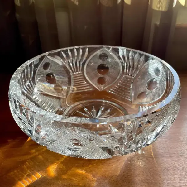 Foto de um(a) Antigo Centro De Mesa Saladeira Fruteira Em Cristal Tcheco, da categoria de Travessas e tigelas. Antigo centro de mesa em cristal Tcheco, ricamente lapidado à mão. Peça com lindo brilho natural. Também pode ser usada como... Mostrado de uma perspectiva diferente. Vendido no marketplace Trésors.