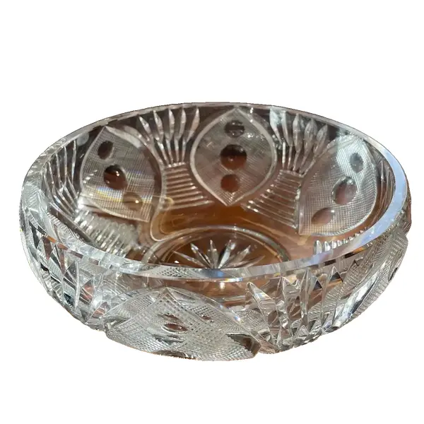 Foto de um(a) Antigo Centro De Mesa Saladeira Fruteira Em Cristal Tcheco, da categoria de Travessas e tigelas. Antigo centro de mesa em cristal Tcheco, ricamente lapidado à mão. Peça com lindo brilho natural. Também pode ser usada como... Vendido no marketplace Trésors.
