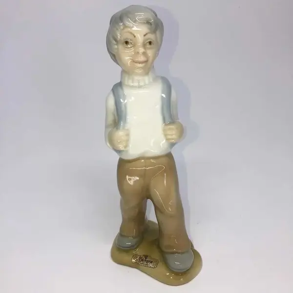 Foto de um(a) Antiga Escultura De Menino Porcelana Espanhola Tengra, da categoria de Escultura. Antiga escultura feita à mão em porcelana artística espanhola Tengra. Muito decorativa e colecionável. Impecável. Altura... Mostrado de uma perspectiva diferente. Vendido no marketplace Trésors.