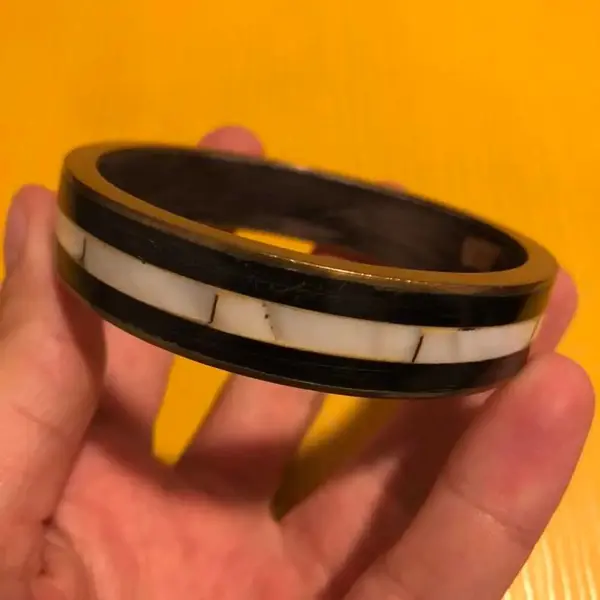 Foto de um(a) Antiga Pulseira Bracelete Com Bronze E Madrepérola Feita Mão (Usado), da categoria de Outros colecionáveis. Pulseira italiana. Década de 1980 7,5 cm. Mostrado de uma perspectiva diferente. Vendido no marketplace Trésors.