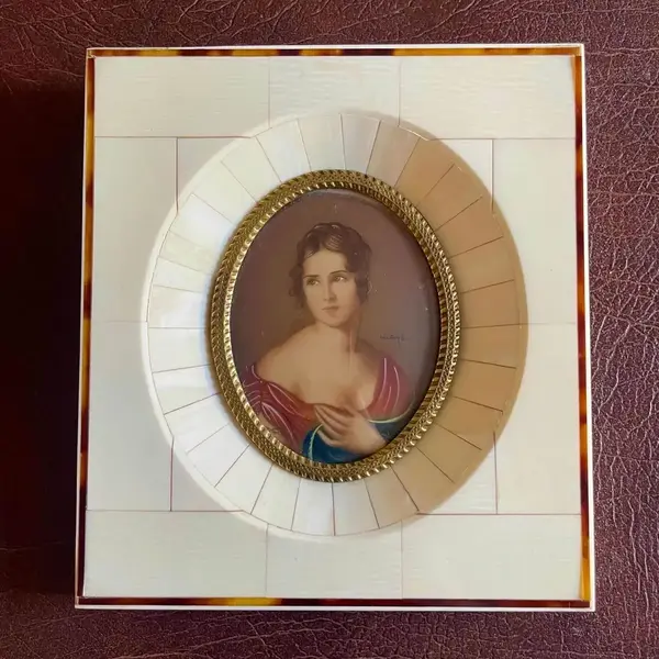 Foto de um(a) Miniature Portrait Antigo Quadrinho Camafeu Pintura Oléo, da categoria de Pinturas. Miniature Portrait. Antigo quadrinho Europeu com figura de dama pintado à mão em folha de marfim. Moldura também em marfim... Mostrado de uma perspectiva diferente. Vendido no marketplace Trésors.