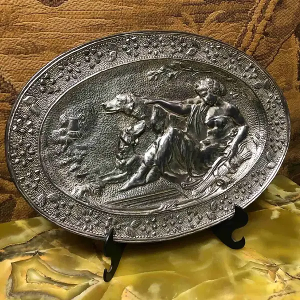Foto de um(a) Antigo Grande Raro Medalhão De Parede Prateado Art Nouveau, da categoria de Placas. Antigo e grande medalhão decorativo, em metal alemão espessurado a prata. Linda cena de dama com cachorros. Pode ser usado... Mostrado de uma perspectiva diferente. Vendido no marketplace Trésors.