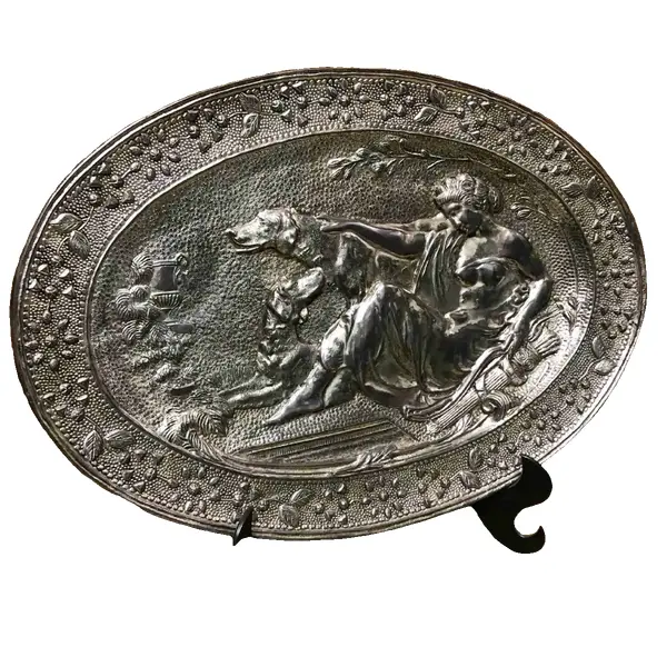 Foto de um(a) Antigo Grande Raro Medalhão De Parede Prateado Art Nouveau, da categoria de Placas. Antigo e grande medalhão decorativo, em metal alemão espessurado a prata. Linda cena de dama com cachorros. Pode ser usado... Vendido no marketplace Trésors.